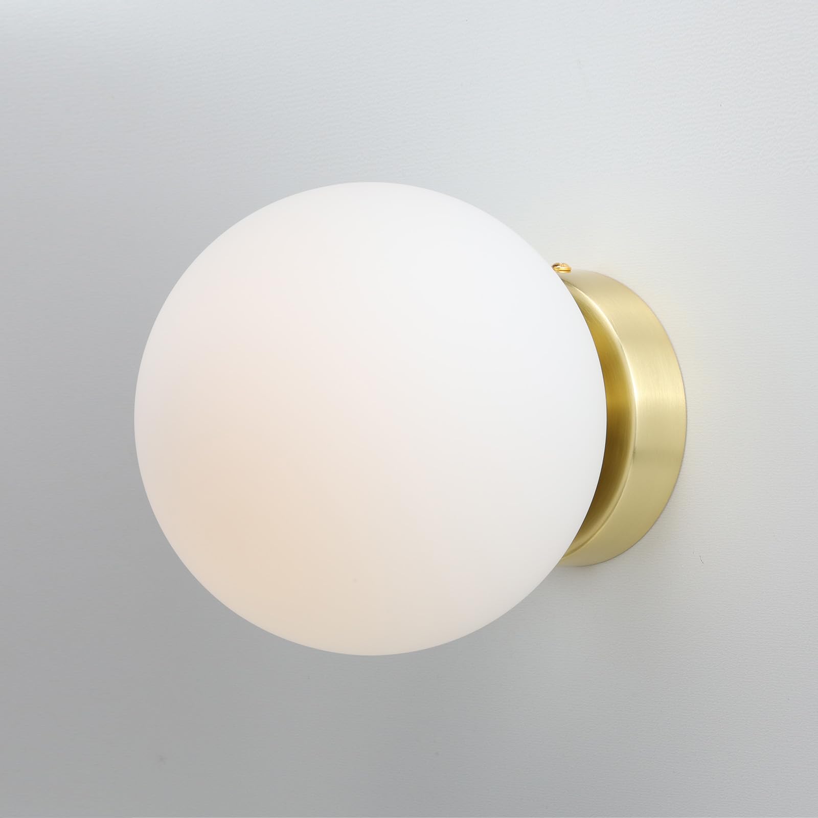Alpinaluz Aplique de Pared y Techo – Pantalla Esférica de Cristal Opalino de 15 cm, Base de Acero Dorado Brillante, Casquillo E27, Estilo Moderno Minimalista para Interiores