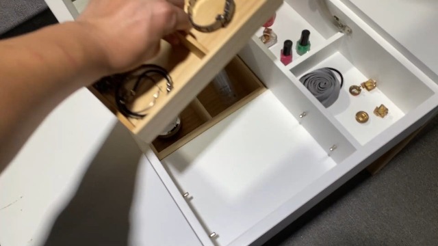 Lufeiya Scrivania Per Trucco Con Specchio LED E Sedia, Bianco Dorato – 81,3 Cm Con Prese E Porte USB - 2