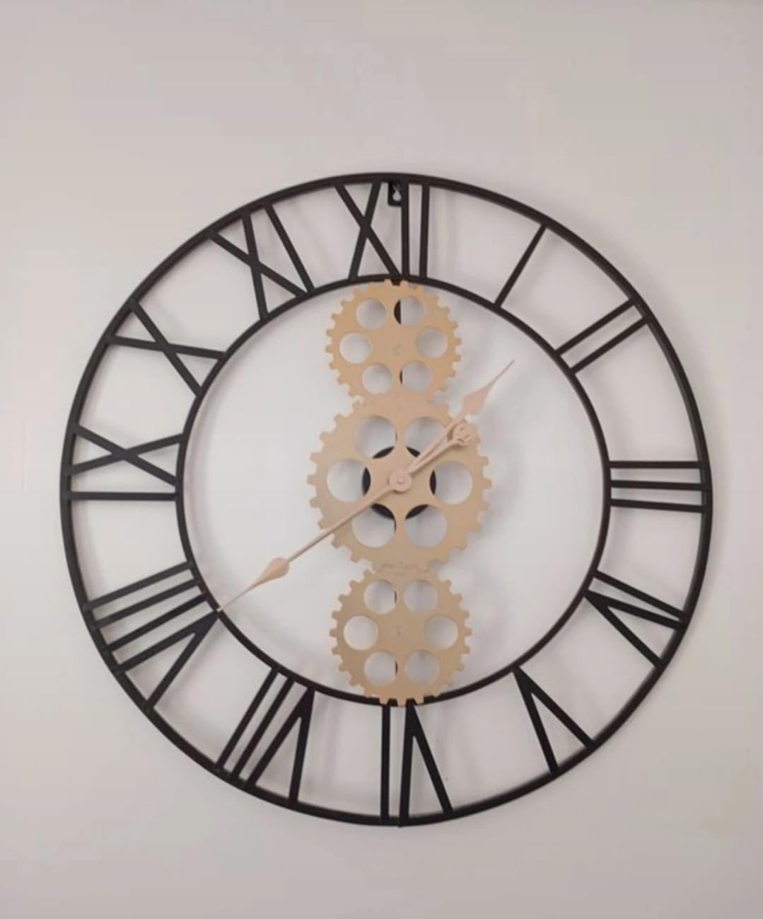 Horloge murale industrielle grand format pour habiller un mur vide avec élégance