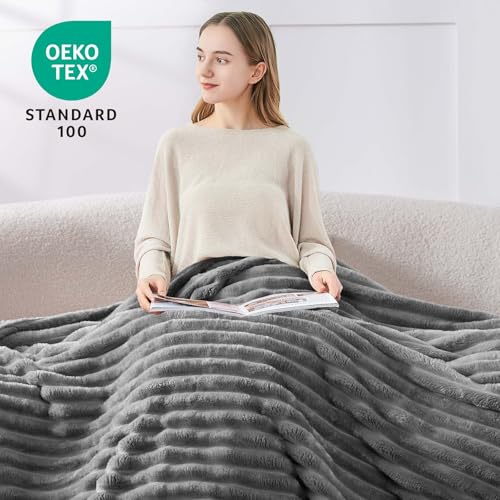 perfekt für Sofa-Kuscheln im Winter. (112 Zeichen) - Detailansicht von BEDELITE Kuscheldecke Grau Flausch Deal – Dealfo...
