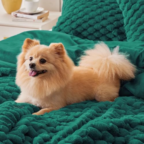 BEDELITE Fluffy King Size Comforter Set - Dark Green Fleece Soft Comforter for King Size Bed, Luxury Warm Bedding Set for Winter, Fuzzy Bed Set 3 Pieces (1 Comforter, 2 Pillowcases)