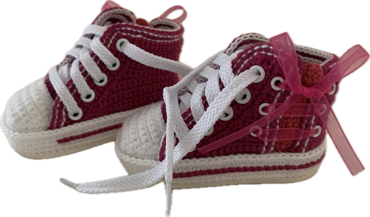 Gehäkelte Neugeborenen-Babyschuhe, personalisiert und handgefertigt, High-Top-Sneaker mit dekorativer Schleife, erhältlich in allen Babygrößen – 0 bis 12 Monate.
