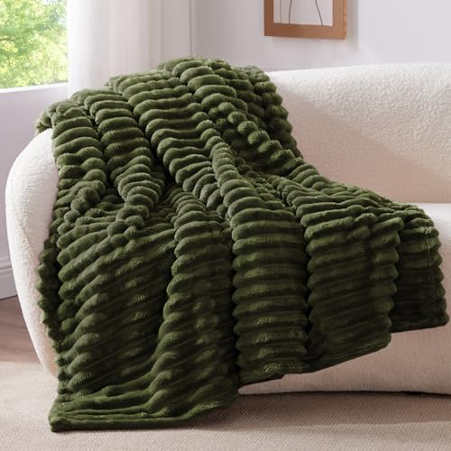 BEDELITE Kuscheldecke Flauschig Decke Klein - weiche Flanell Decken Olivgrün 125x150 für Sofa, Deko Streifen Cord Fleecedecke als Sofaüberwurf für Wohnzimmer, Throw Blanket Wide Use