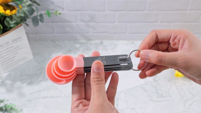 Juego de 4 tazones de mezcla con tapas y accesorios rosa miniatura 7