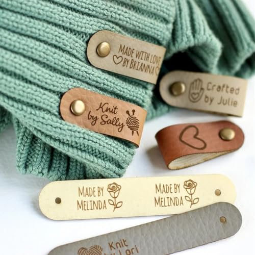 BFBZYME Etiquetas Personalizadas Para Ropa, 2,4 X 0,8 Pulgadas, Etiquetas De Cuero Personalizadas Para Prendas De Punto Y Ganchillo Con Remaches, Etiquetas Decorativas Cosidas A Mano (10 Unidades)