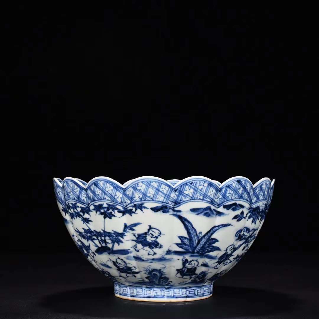 中国美術 青花 草花龍紋 輪花碗 φ41cm 宣徳年製 款(K-A835) 中国美術 青花 草花龍紋 輪花碗 φ41cm 宣徳年製 款(K-