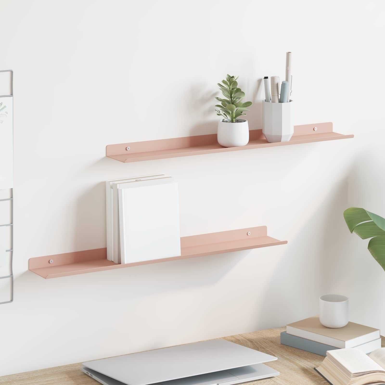 Étagère flottante rose pour créer un coin lecture chaleureux dans votre salon