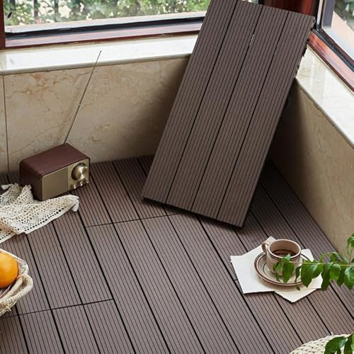 Tuiles de platelage WPC clipsables pour rénover facilement un sol de terrasse fatigué