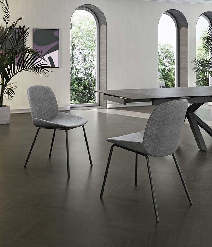 Chaise en tissu gris foncé confortable Stones Eva au dossier ergonomique (lot de 4)