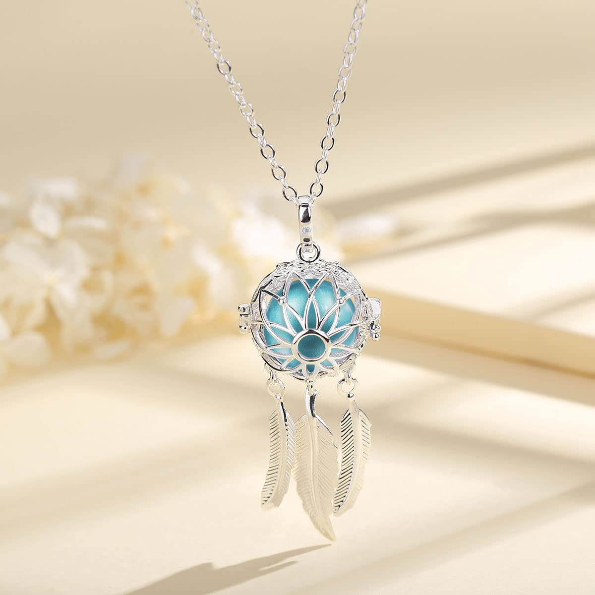 Collier Bola de Grossesse Attrape Rêves pour Femmes Enceintes avec Carillon Musique Pendentif Plume 76cm + 114cm