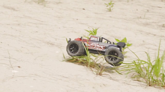 DEERC Coche RC Todo Terreno 1:16 4x4 – Velocidad 40 Km/h Con 2 Baterías, Control 2.4 GHz, Camión Monstruo Para Adultos Y Niños