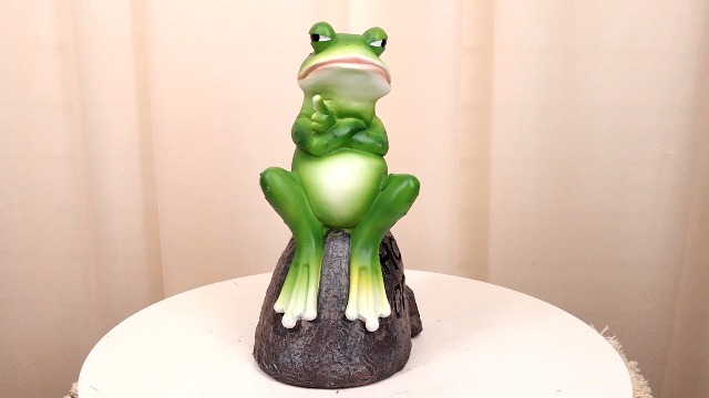Estatua Decorativa Rana Grosera Sobre Roca Verde miniatura 7