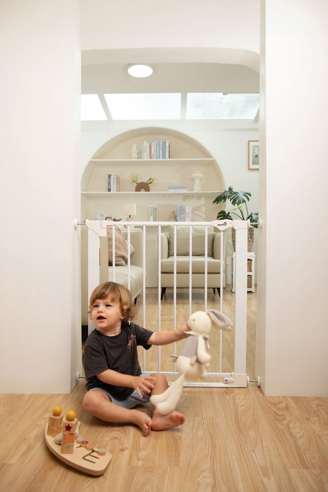 Safetots Barrière de Sécurité avec Barre de Seuil Extra Basse, Passage Extra Bas, Barrière en Une Pièce pour Escaliers, Couloirs et Portes, Bébés et Tout-Petits, 75cm - 82cm, Couleur Blanc