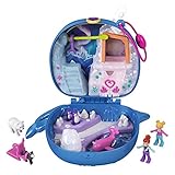 polly pocket mini auto Diese niedliche Narwal-Eisspaß Schatulle sieht aus wie ein Narwal und hat ein supersüßes Gesicht, einen gedrehten Stoßzahn und eine lustige Schwanzflosse. Im Inneren der Schatulle erwarten die zwei kleinen Puppen Polly und Lila eisige Abenteuer mit einem Hundeschlitten und einem freundlichen Eisbär!