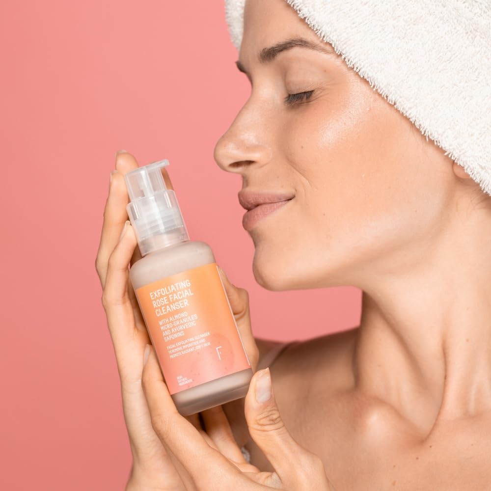 Freshly Cosmetics Limpiador exfoliante, limpia y exfolia el rostro con partículas físicas de cáscara de almendra y saponinas vegetales Exfoliating Rose Facial Cleanser, 100ml