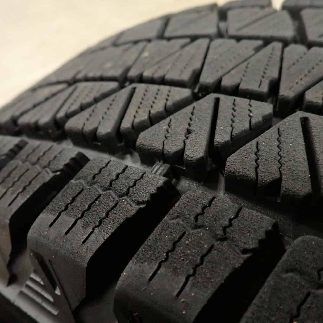 Amazon | 225/65R17×7J 102Q 中古 スタッドレスタイヤ ブリヂストン 