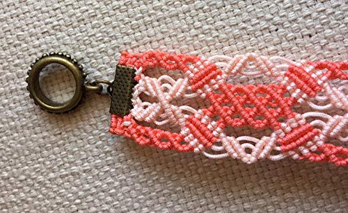 Pulsera macrame hecha a mano color coral en dos tonos. Mide aproximadamente 16 cm. de largo