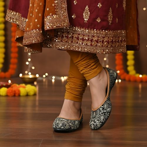 Image of DFR Women Embroidered Mojari Juttis
