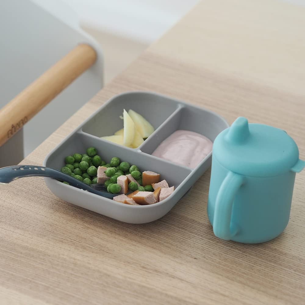 BÉABA, Set Vaisselle Silicone Repas Bébé, Coffret Repas d'apprentissage, 3 Pièces, Assiette compartimenté + Tasse + Cuillère, Silicone Saine et Durable, Compatible lave-vaisselle, Micro-onde, Bleu