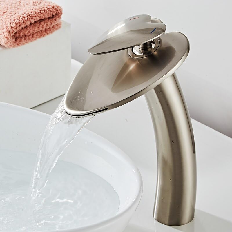 Robinet cascade lavabo mitigeur eau chaude froide design épuré pour salle de bains moderne