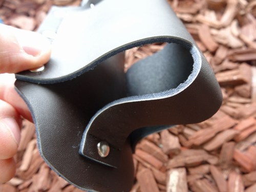 0,5 Flaschen gehen perfekt rein und das Holster hat eine gute Verarbeitung