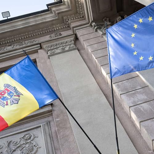 NHS Launches Jesss Rule, Moldova Fights Disinformation, Gaza Hospitals Destroyed, Crypto Scam Busted, and more... Podcast Por arte de portada