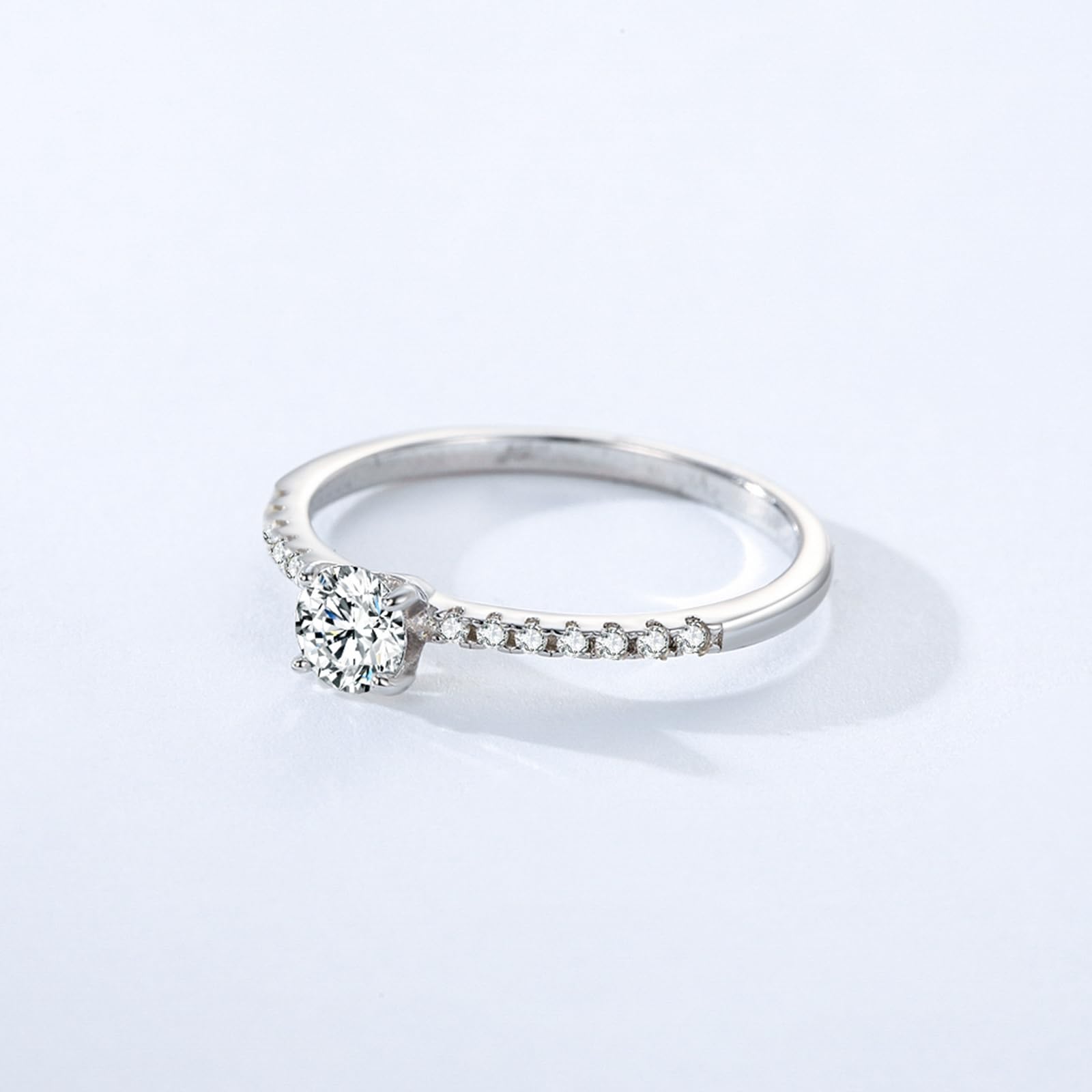 Hochzeit Ringe für Damen, Frauen Eleganter Ring im Reihendesign mit 4 Zinken und 0,25 ct rundem Diamanten und Moissanit