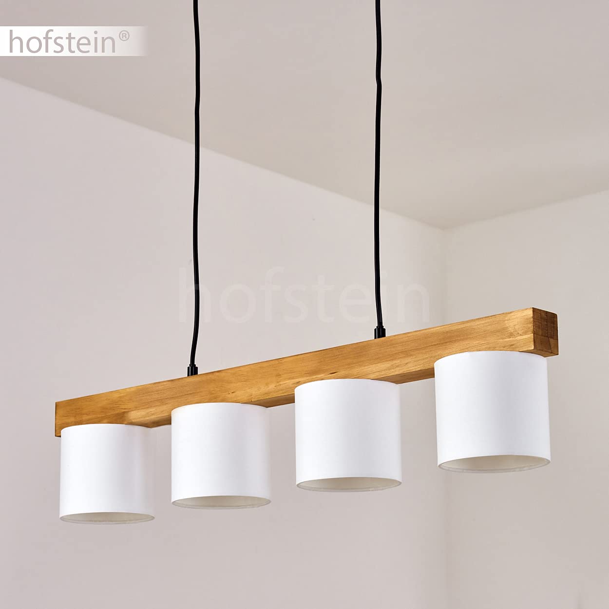 HOFSTEIN Pendelleuchte Malimea, 4-flammige Hängelampe aus Metall/Holz/Stoff in Weiß/Natur, Hängeleuchte m. Holzbalken und Stoff-Schirmen, Höhe max. 135 cm, 4 x E14, Esszimmer - Wohnzimmer - Küche