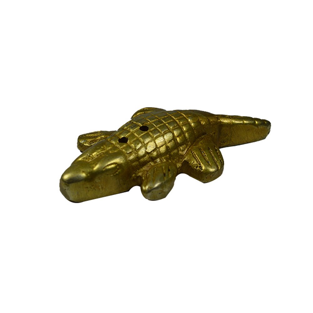 Crocodile en laiton sur une bibliothèque : l'objet déco chic pour votre bureau