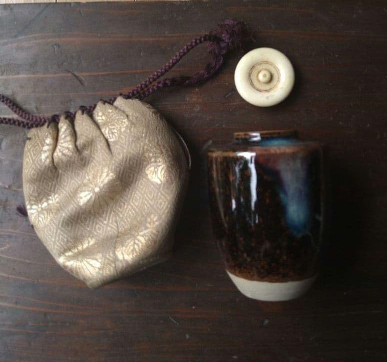 茶入れ　濃茶　菊桐紋仕覆付き　陶印あり Amazon｜茶入れ 濃茶 菊桐紋仕覆付き 陶印あり｜茶入・茶壺 オンライン通販