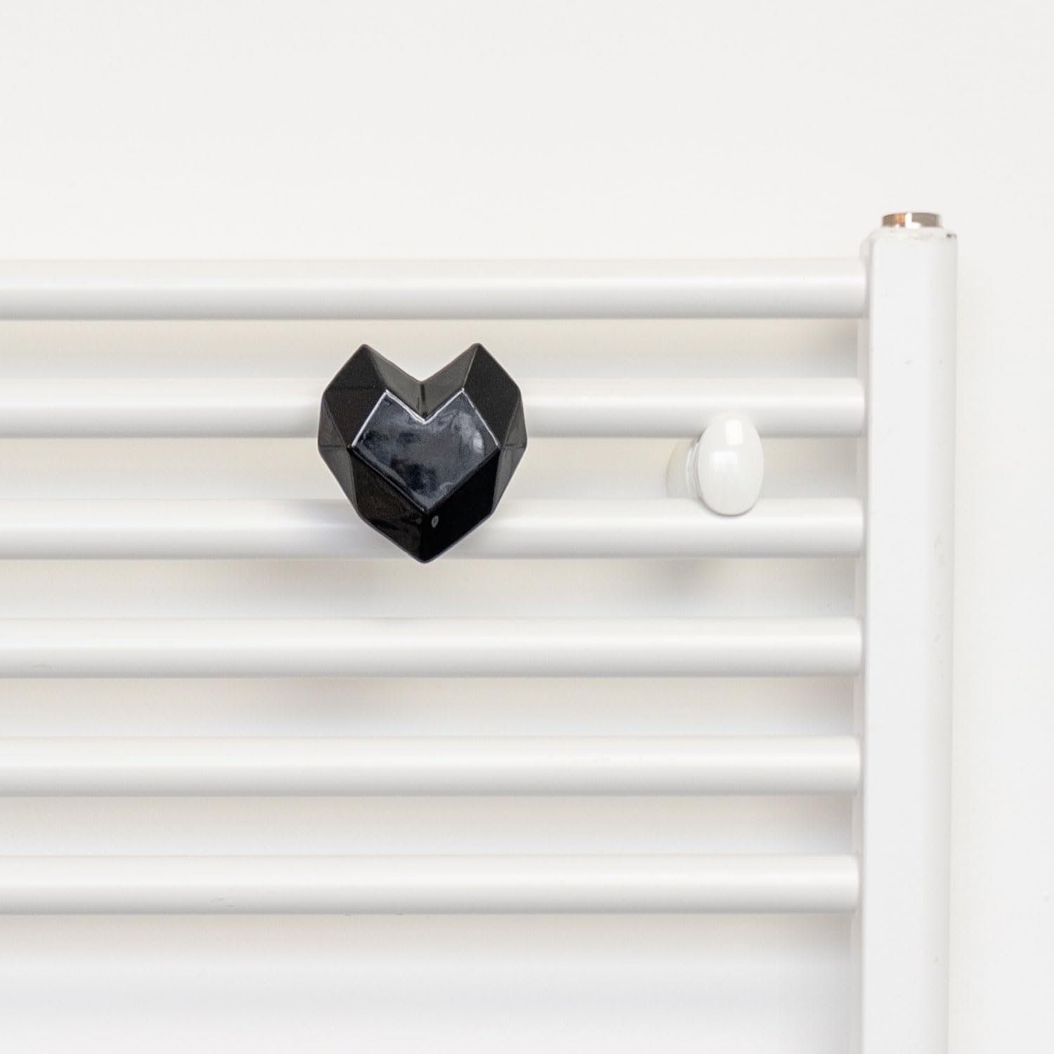 Letshelter Appendino in ceramica per scaldasalviette e termoarredo a forma di cuore nero realizzato artigianalmente in Italia - Si installa direttamente al radiatore