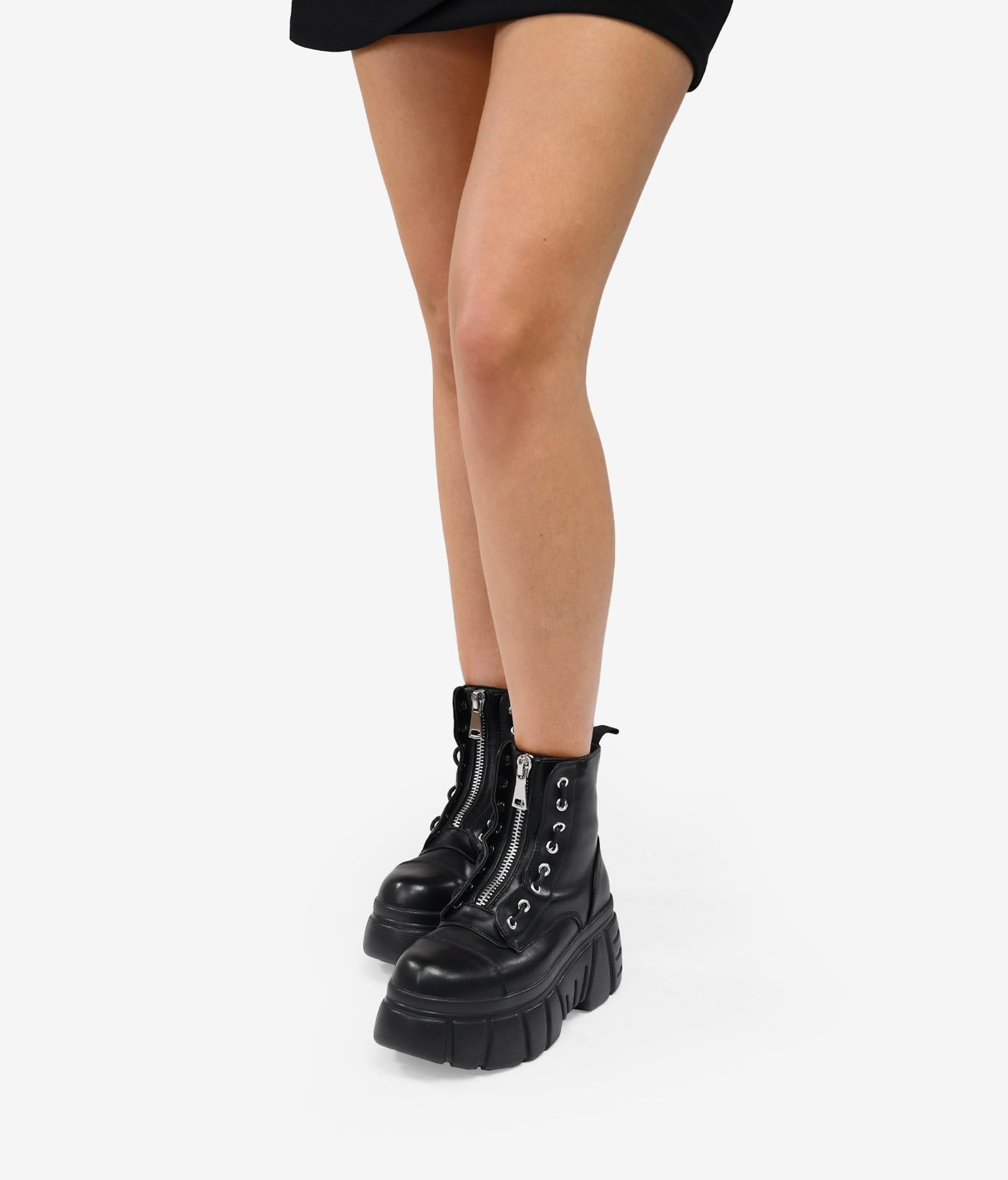 BOSANOVA Militärstiefel aus veganem Leder mit Frontreißverschluss, dekorative seitliche Schnürung und 7 cm Track-Sohle, Reißverschluss