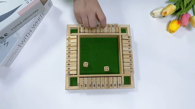 WTZWYFWJ Shut The Box Bois – 8 Dés – 2 à 4 Joueurs – Plateau Chiffré 1-10 – Jeu Mathématique – Cadeau Familial