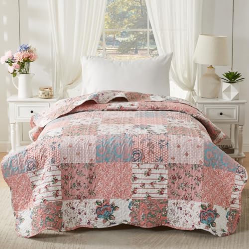 Qucover Single Bedspread, American Style Pink Patchwork Bedspread in Flower Pattern, Lightweight and Breathable Polyester Patchwork Quilt Coverlet Quilted Throw 150x200cm - Cosy Home Interiors Qucover Single Bedspread, American Style Pink Patchwork Bedspread in Flower Pattern, Lightweight and Breathable Polyester Patchwork Quilt Coverlet Quilted Throw 150x200cm - Image 2