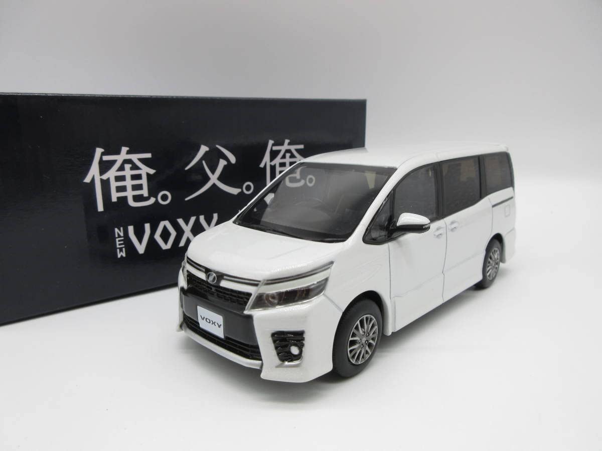 トヨタ 80系ヴォクシー VOXY カラーサンプルミニカー 1/30 非売品色 