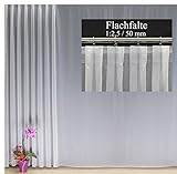 Durch das Automatik-Faltenband 1:2,5 (FLACHFALTE, Bandbreite 50 mm, transparent, automatische Falten, Rapport 10 cm, 2 Zugschnüre, Stoffverbrauch 2,5 zu 1) ist die Gardine leicht und schnell zu dekorieren, indem Sie sie auf Ihre Wunschbreite zusammenziehen