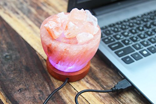 Universal Bargain - Cesta para fuego de sal del Himalaya con trozos de sal del Himalaya Iones terapéutico 100% puro cristal del Himalaya lámpara de sal fina calidad sobre base de madera, USB