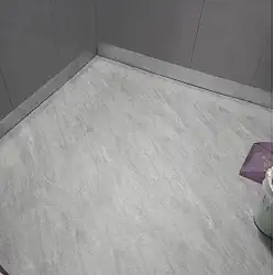 Adesivo Para Piso Vinilico Autocolante 5mx61cm Varios Modelos, Proprio Para Chão De Quarto, Cozinha, Sala, Banheiro, Sala De Estar, Piso Em Rolo (P7 - Cimento Queimado)