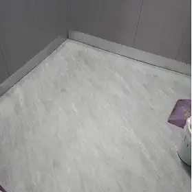 Adesivo Para Piso Vinilico Autocolante 5mx61cm Varios Modelos, Proprio Para Chão De Quarto, Cozinha, Sala, Banheiro, Sala De Estar, Piso Em Rolo (P7 - Cimento Queimado)