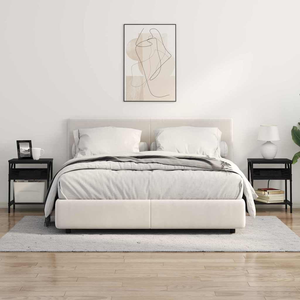 Mesa de Noche Moderna con Estantería Integrada y Fuente de Poder, Diseño Rectangular con Patas de Acero Negro, Superficie de Madera Resistente para Dormitorio Contemporáneo