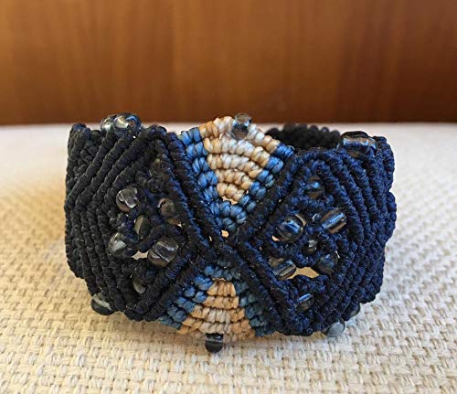 Brazalete macrame hecho a mano con hilo encerado color azul marino y detalles en contraste. Cierre ajustable.