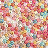 Amplia gama de aplicaciones: nuestras letras de perlas se pueden utilizar en una variedad de artesanías de bricolaje, como pulseras, accesorios, colgantes, accesorios, joyas navideñas, artesanías de bodas, decoraciones de bodas y así sucesivamente.