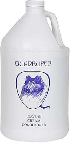 Crema sin enjuague en un galón de acondicionador.