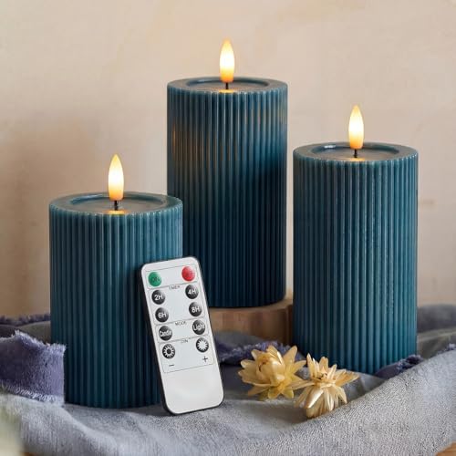 Velas de cera sin llama realistas con relieve estriado azul premium