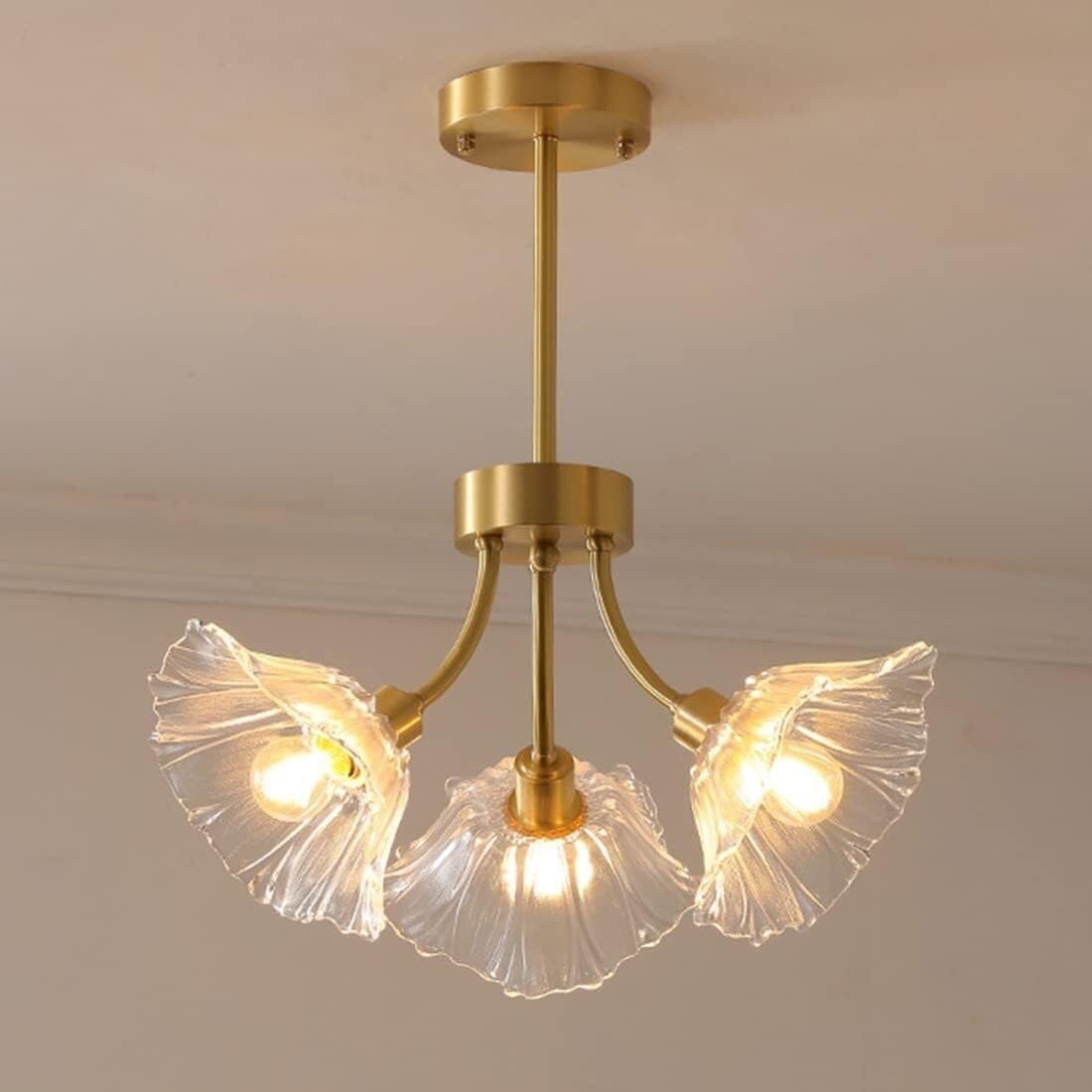 Lustre de salle à manger en lotus doré pour ambiance ferme scandinave