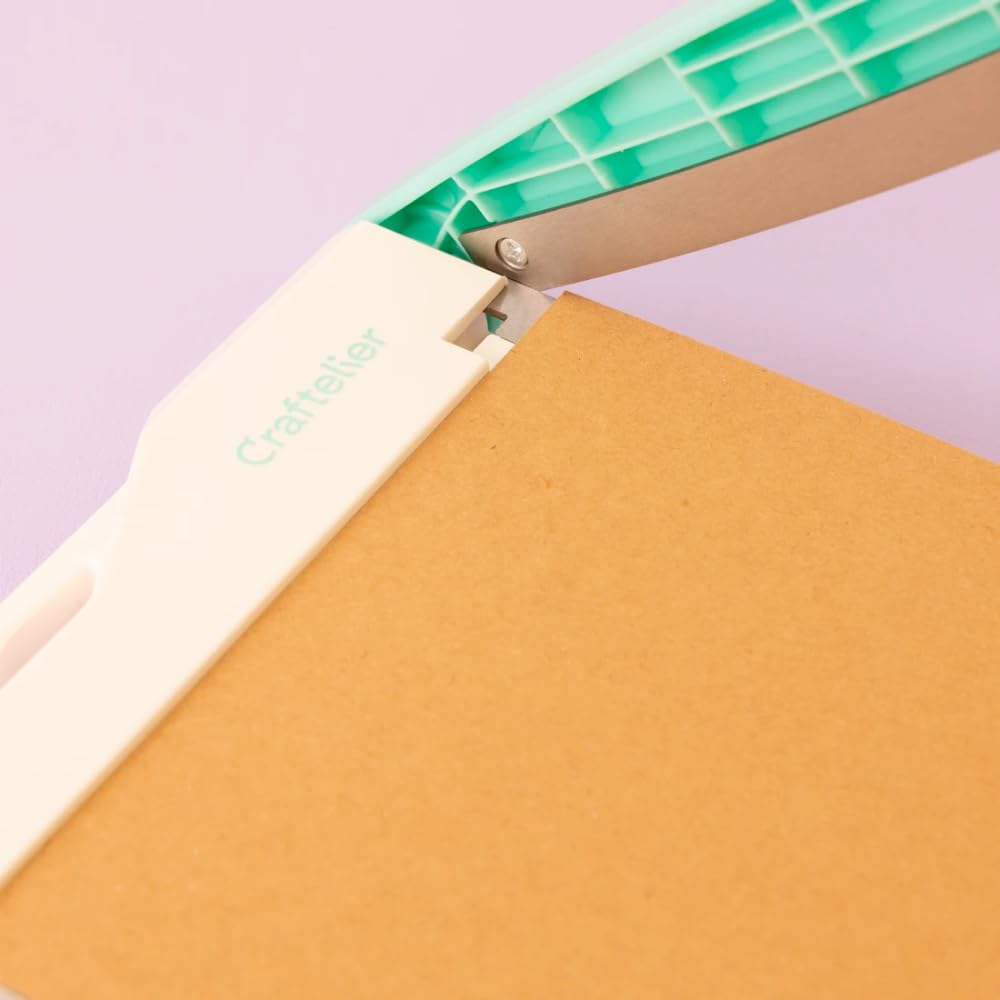 Craftelier - Massicot pour découper du papier - Coupe-papier portable pour scrapbooking, carte ou étiquettes jusqu'à 21,6 cm - Avec guide de protection en plastique pour améliorer la précision