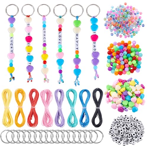 arricraft Juego de 630 piezas para hacer llaveros con perlas, incluye rocallas acrílicas en forma de corazón y letras, anillas divididas de hierro y cordón de poliéster encerado