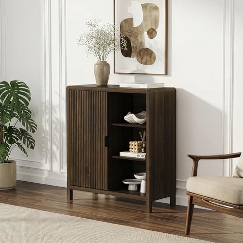 Ripiani aperti per esporre con stile - I tre scomparti a vista offrono uno spazio pratico per libri, fotografie o decorazioni, permettendo di personalizzare l’ambiente e di creare un piacevole equilibrio tra contenimento ed esposizione, aggiungendo ulteriore funzionalità alla credenza.