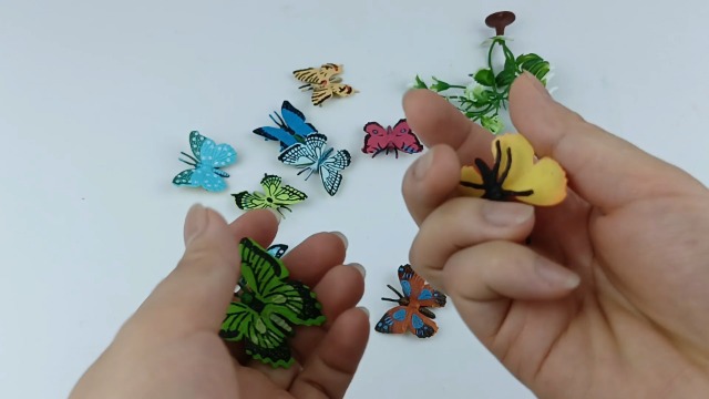 Watch Animal Assorted Mini Plastic Figures Toy Set on Amazon Live