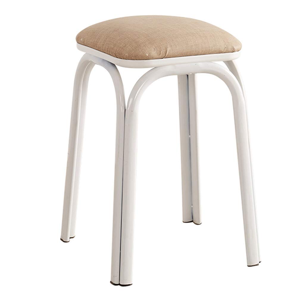 Petit tabouret en cuir marron pour optimiser les petits salons